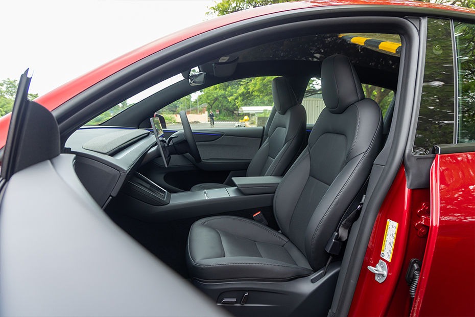 Model Y — Photo