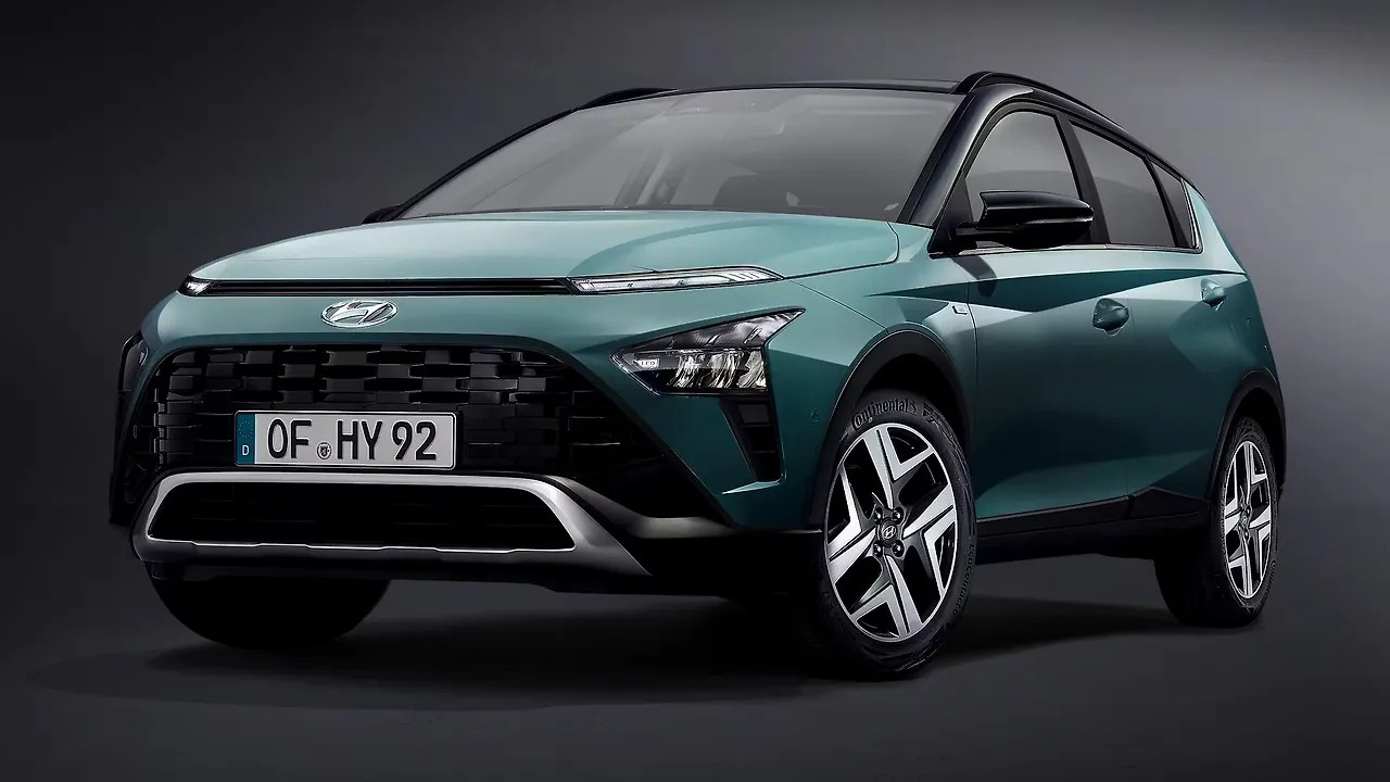 हरे-नीले रंग में नई Hyundai Bayon SUV का स्टूडियो व्यू