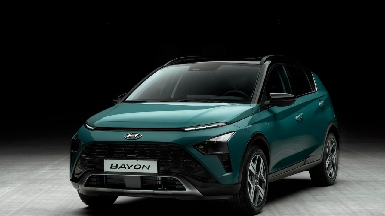स्टूडियो में खड़ी हरे रंग की Hyundai Bayon SUV का फ्रंट थ्री-क्वार्टर व्यू