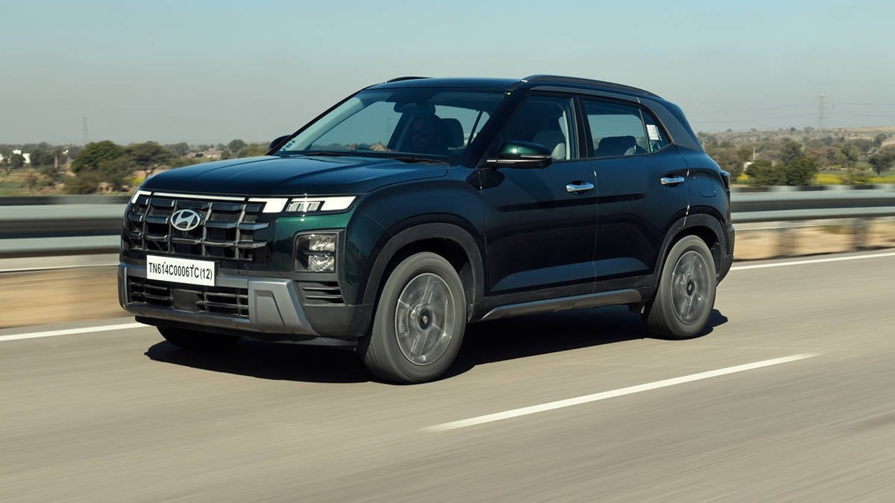 2024 फेसलिफ्ट वाली Hyundai Creta का फ्रंट 3/4 व्यू, हाईवे पर चलती हुई
