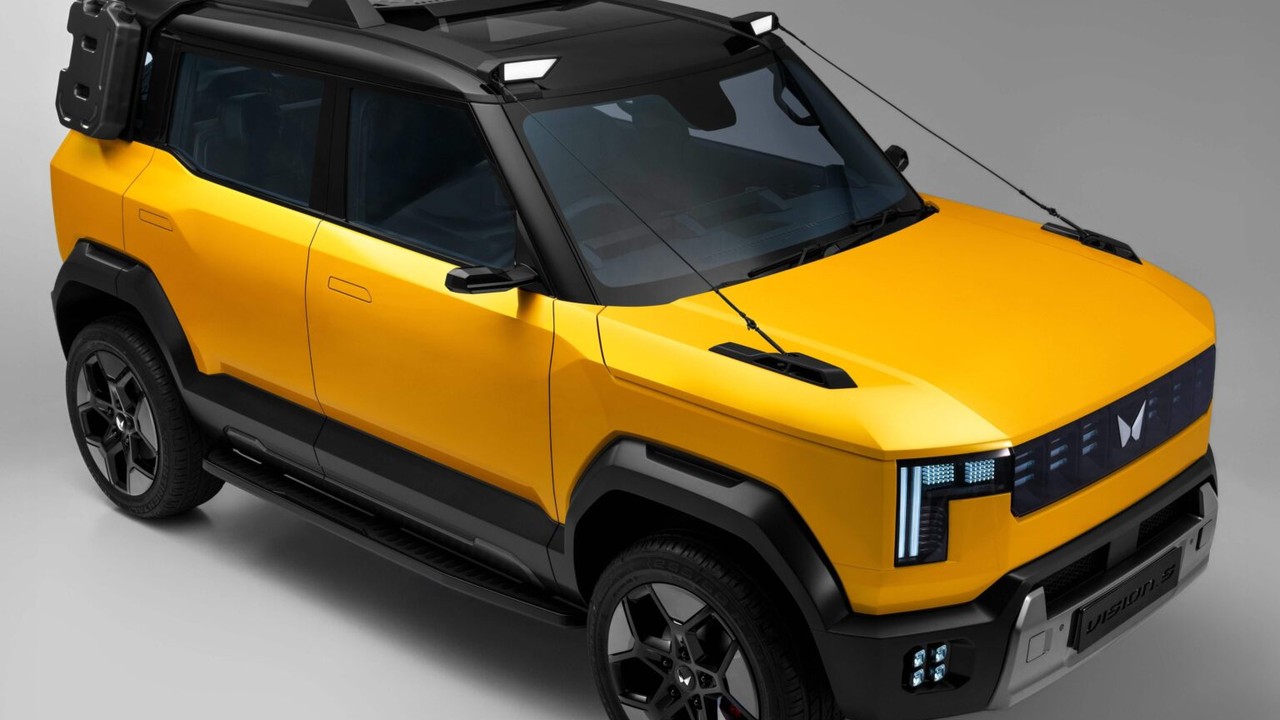 पीले रंग की Mahindra Vision S कॉन्सेप्ट SUV का फ्रंट थ्री-क्वार्टर व्यू