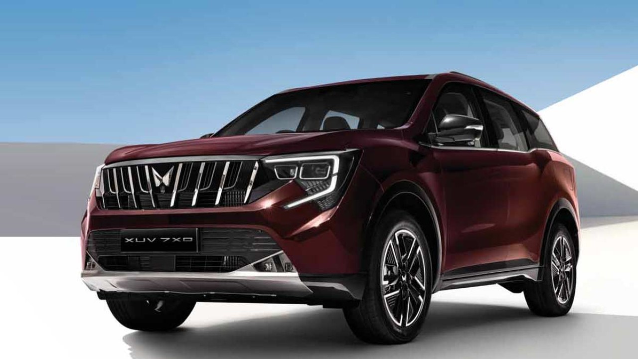 रूबी वेलवेट रंग में Mahindra XUV 7XO का फ्रंट थ्री-क्वार्टर व्यू