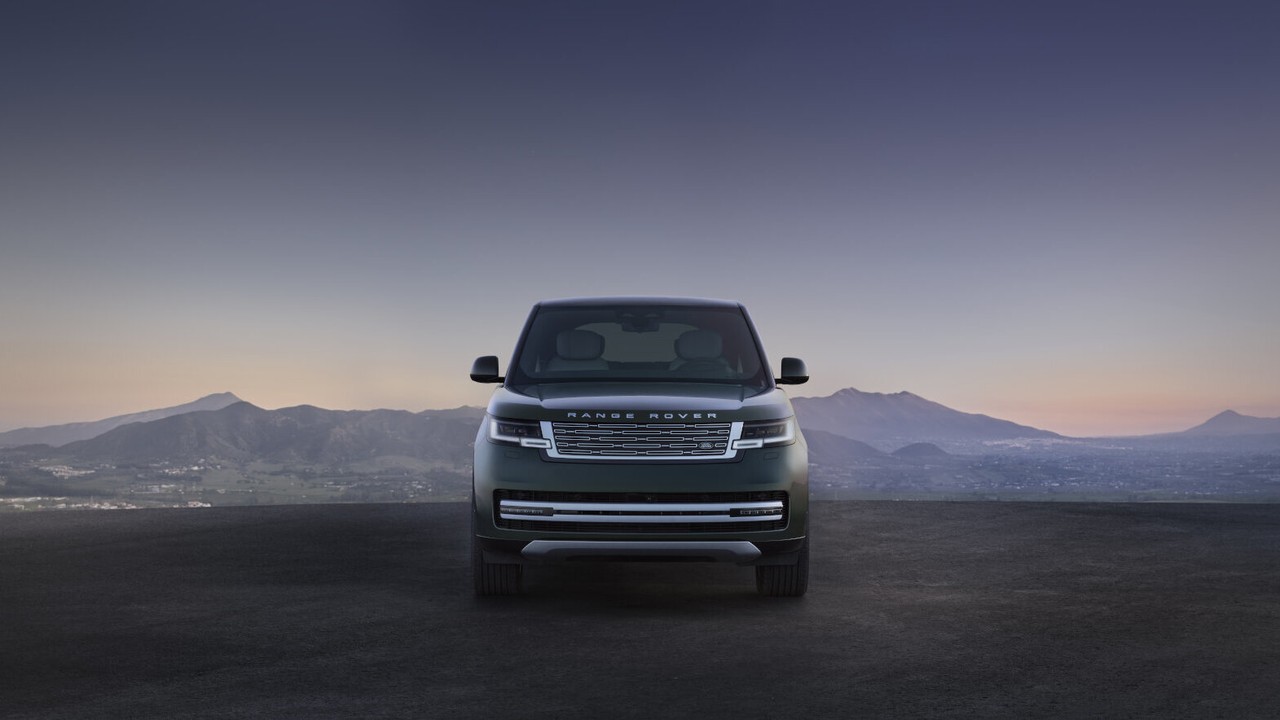 शाम के समय पहाड़ी पृष्ठभूमि में रेंज रोवर इलेक्ट्रिक का फ्रंट व्यू — 'Range Rover' बैजिंग वाली ग्रिल के साथ