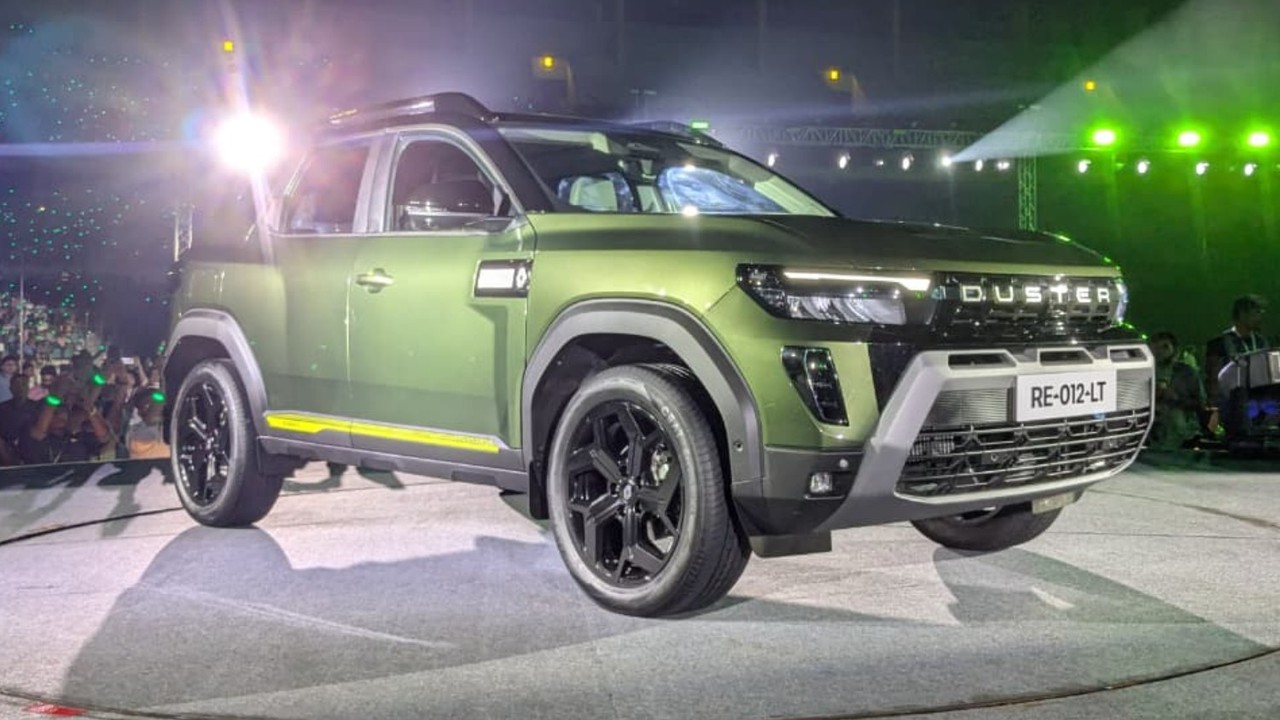 हरे रंग में नई Renault Duster SUV का लॉन्च इवेंट व्यू