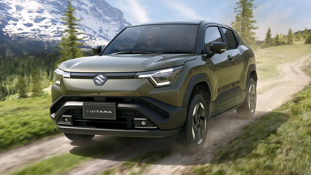 पहाड़ी सड़क पर चलती Suzuki eVitara, सामने से 3/4 का प्रेस-स्टाइल शॉट