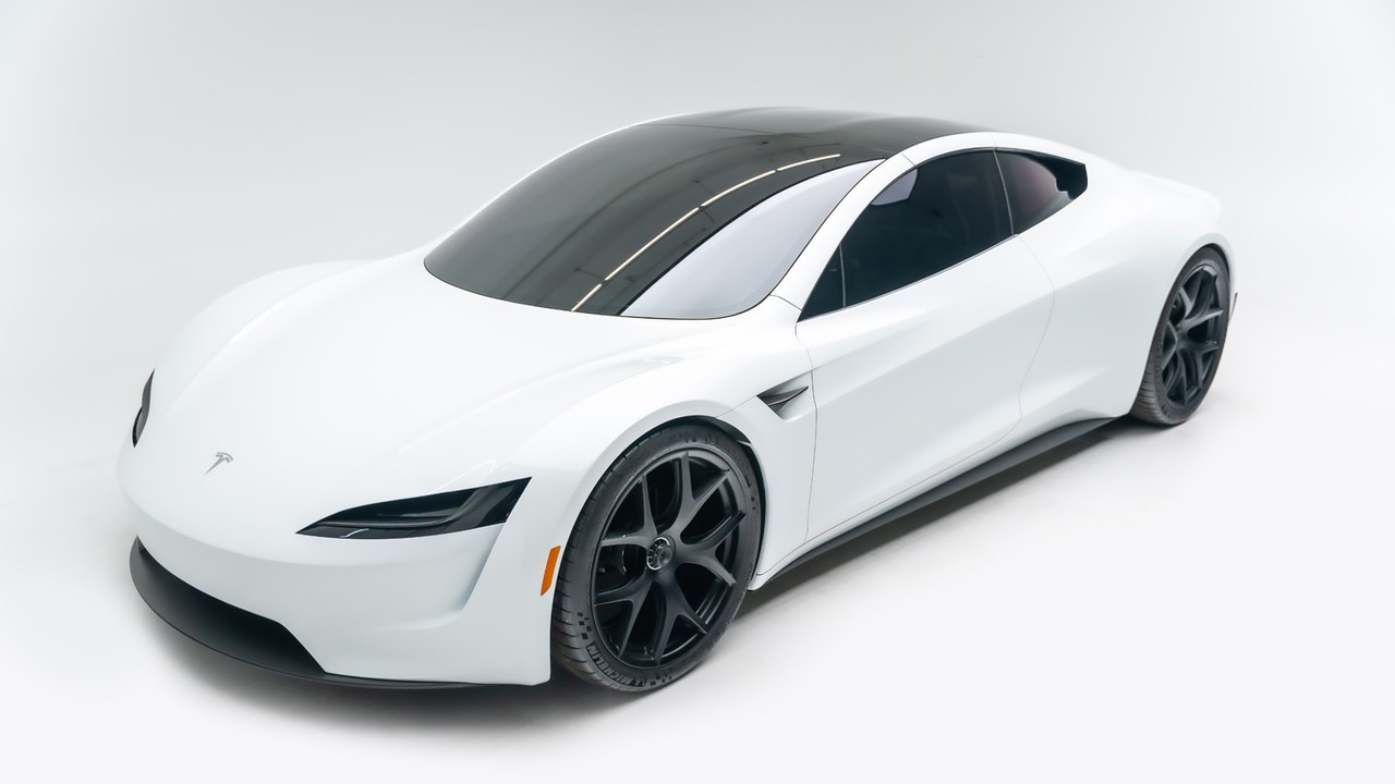 सफ़ेद Tesla Roadster इलेक्ट्रिक स्पोर्ट्स कार का स्टूडियो शॉट
