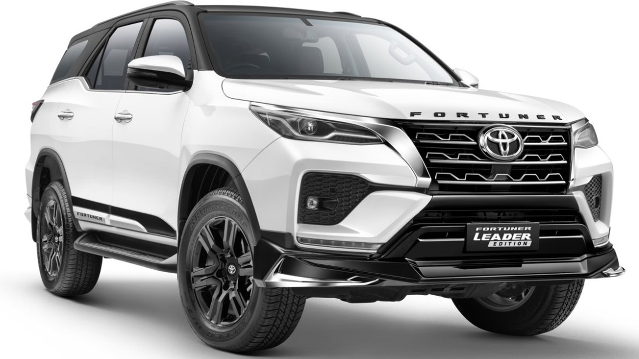 Toyota Fortuner Leader Edition — ब्लैक्ड-आउट फ्रंट और ब्लैक रूफ