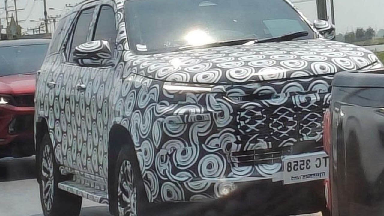 थाईलैंड में टेस्टिंग के दौरान कैमोफ्लाज में दिखी नई-पीढ़ी की Toyota Fortuner का फ्रंट थ्री-क्वार्टर व्यू