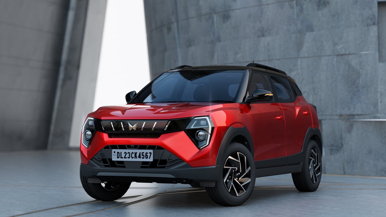 लाल रंग में Mahindra XUV 3XO SUV का फ्रंट थ्री-क्वार्टर व्यू
